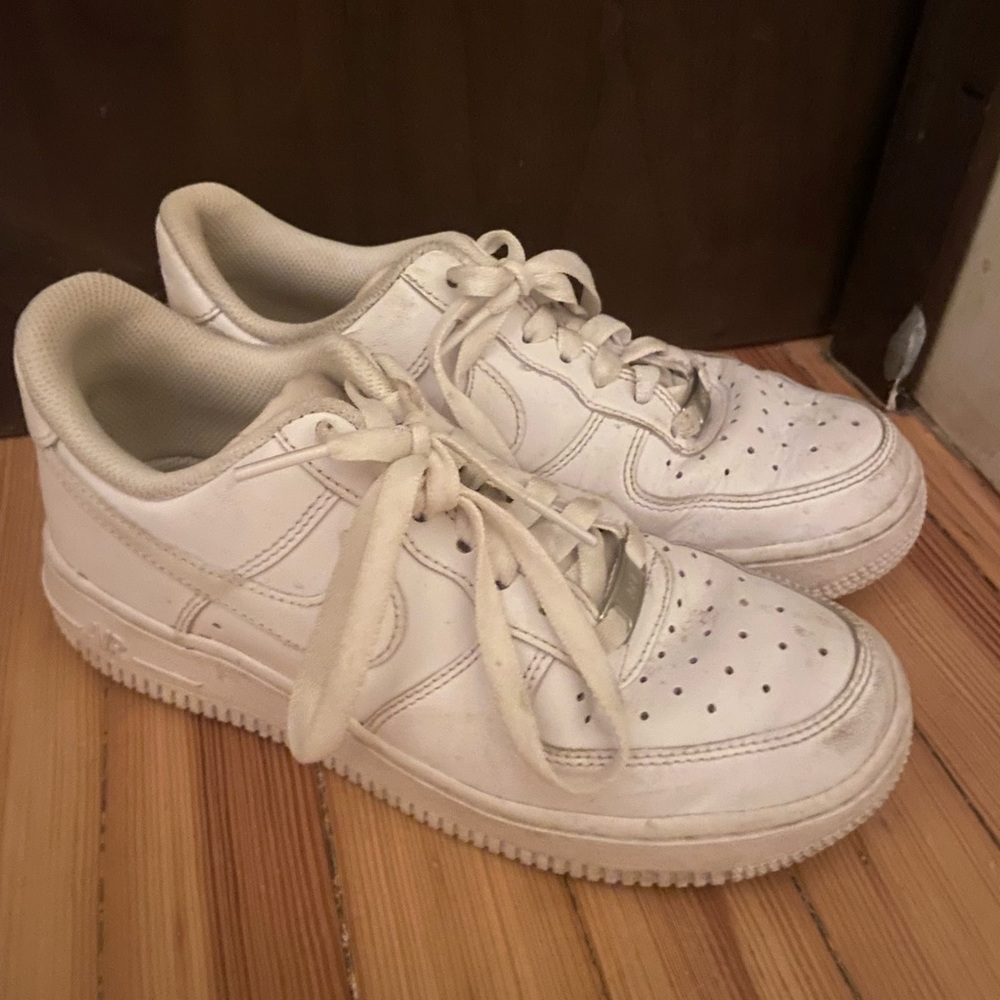 AIR FORCE 1s SIZE 6